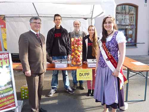 Apfelmarkt 2013 Gewinnspiel - Bürgermeister Matti Müller, Schülerfirma DUPF, Apfelkönigin