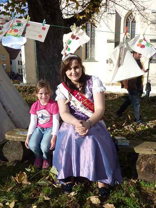 Apfelmarkt 2013 - die Apfelkönigin beim Waldkindergarten